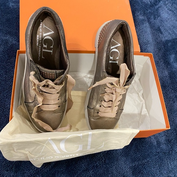 ⬇️PRICE⬇️ 
AGL - Metallic Taupe Rose Sneaker - size 37/ 7 - Picture 3 of 7